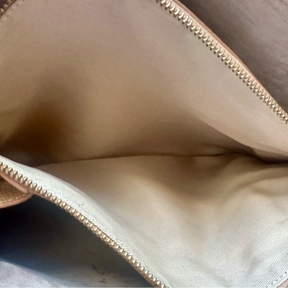 Elegant Tan Leather Handbag, perfect to carry to work, made in Italy - Picture 8 of 13